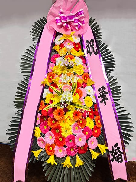중학교 학부모 모임에서 뜻을 모아 전달한 화사한 화환